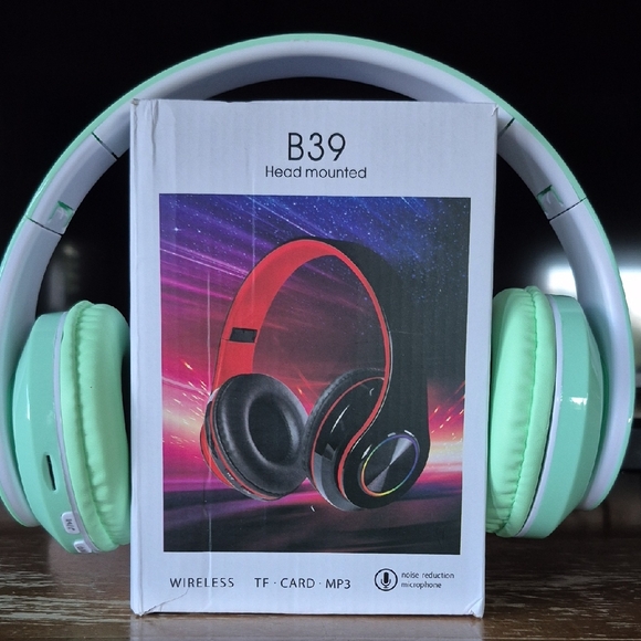 B39 Wireless Headphones - Mint Green - Picture 1 of 2